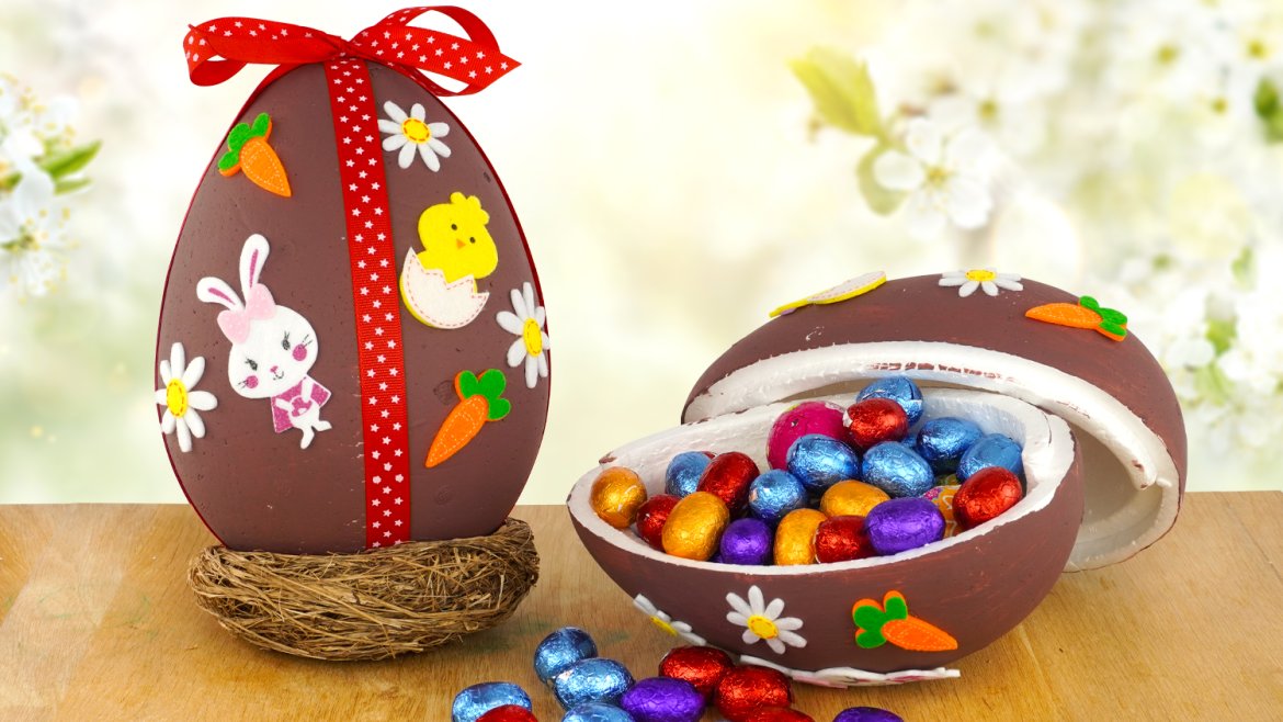 Œuf surprise rempli de chocolats