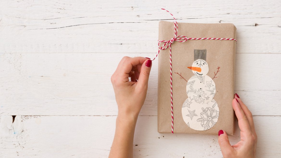 Découvrez comment réaliser cet emballage cadeau avec un bonhomme de neige. Une manière simple et originale d'offrir un cadeau pour Noël. Suivez ces quelques étapes avec les enfants, que ce soient