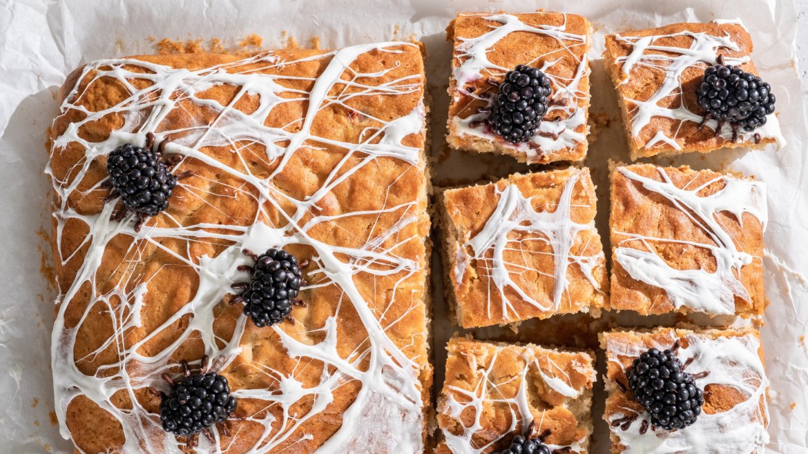 Découvrez la recette pour refaire une toile d'araignée en guimauve sur vos gâteaux d'Halloween comme dans Top chef