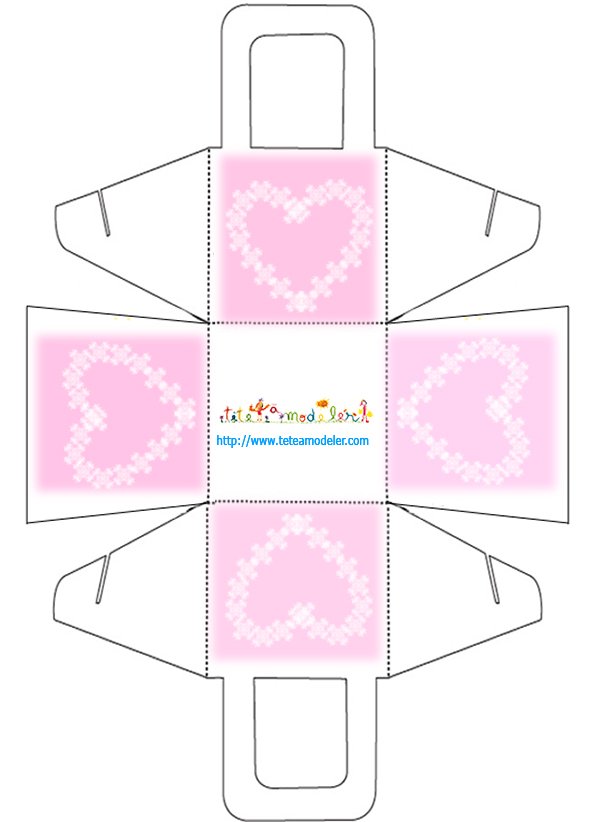 Panier cadeau rose et coeur blanc
