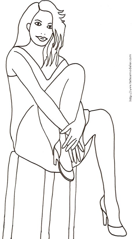 Coloriage du Top Model assise sur un tabouret
