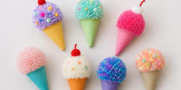 Fabriquez de jolies glaces en pompons avec des boîtes d'œufs, de la laine et un peu de peinture. Une activité créative facile pour les enfants, idéale pour l'été.