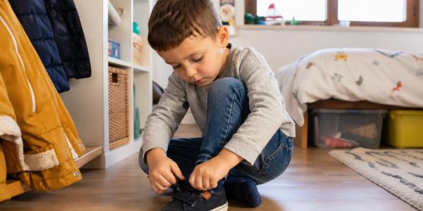 Autonomie enfant 4 ans : 5 gestes du quotidien qu’il peut faire sans aide