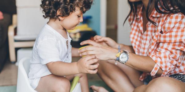 L'école ne peut pas refuser un enfant qui porte encore des couches. Ce que dit le ministère, et ce qui marche vraiment quand il reste trois semaines.