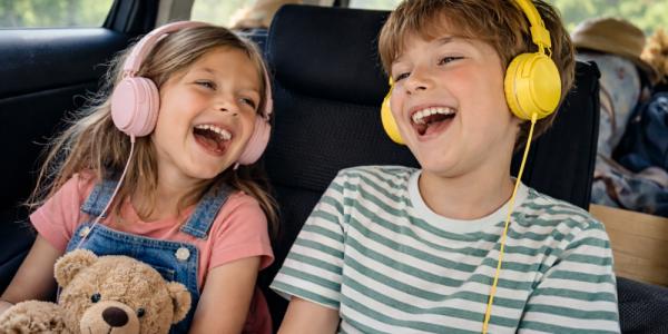 10 podcasts gratuits pour des trajets en voiture (enfin) apaisés avec les enfants