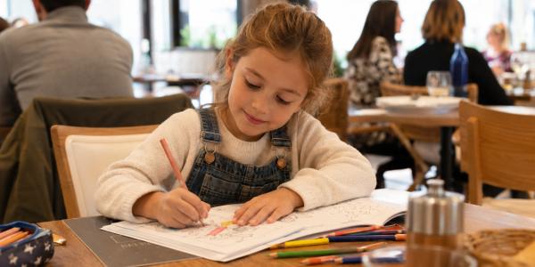 Comment occuper un enfant au restaurant sans écran et sans stress ?