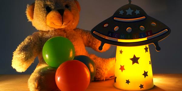 Fabrique une veilleuse en forme d’OVNI avec cette activité facile et magique pour enfants dès 3 ans. Une soucoupe volante lumineuse à décorer soi-même !