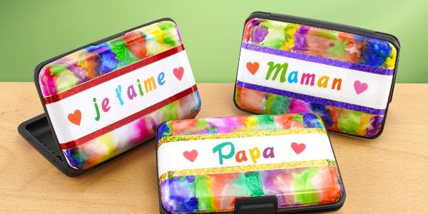 Offrez un porte-cartes unique pour la fête des parents ! Activité DIY facile dès 6 ans avec effets d’encre colorés, stickers et accessoires à découvrir sur le site.