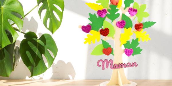 Créez un arbre à cœurs en bois pour la fête des mères avec stickers, paillettes et rondin naturel. Une activité facile dès 3 ans à découvrir sur le site.