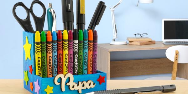 Offrez un cadeau fait main pour la fête des pères ! Réalisez un pot à crayons coloré avec peinture, crayons cire et stickers.