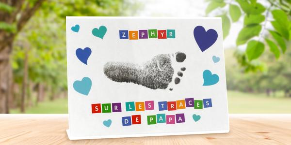 Réalisez un cadre empreinte de pied personnalisé avec bébé pour la fête des parents ! Une activité tendre et facile dès 1 an, avec gommettes et cadre photo.