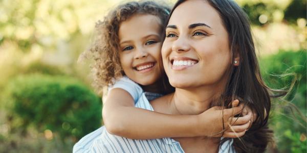 Citation maman : trouvez une jolie citation maman à inscrire sur votre carte de fête des mères ou à réciter à son anniversaire. Une bonne idée pour souhaiter une bonne fête maman ou un bon ann