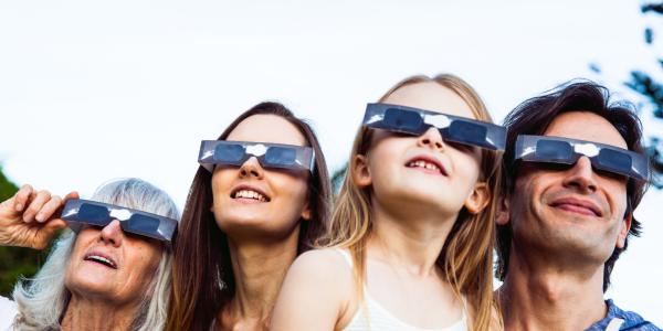 Une lunette de soleil laisse passer 1 000 fois plus de lumière qu'un filtre d'éclipse, et ne bloque pas les infrarouges qui brûlent la rétine. L'explication.