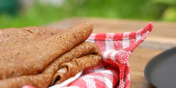 Découvrez la recette pour faire de délicieuses crêpes au sarrasin avec les enfants