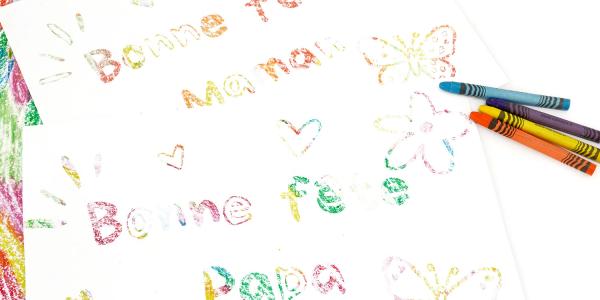 Créez une carte magique avec la technique du transfert aux crayons de cire ! Une activité simple et colorée dès 3 ans à retrouver sur le site.