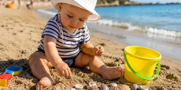 Bébé à la plage : tout ce que les enfants apprennent… sans s'en rendre compte