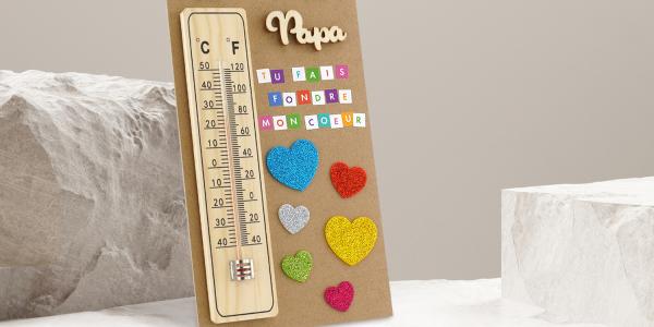 Créez un porte-clés personnalisé avec des perles et les mots PAPA ou MAMAN. Un bricolage affectueux dès 3 ans, à découvrir sur le site.