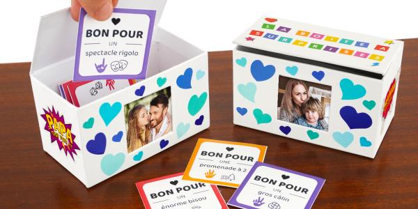 Réalisez une boîte à bons cadeaux pour la fête des parents dès 3 ans ! Une activité facile et pleine de tendresse à personnaliser avec gommettes et photo. Découvrez le tuto.