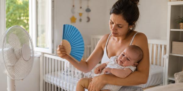 Ces gestes que beaucoup de parents font… mais qu'il vaut mieux éviter pendant la canicule avec bébé