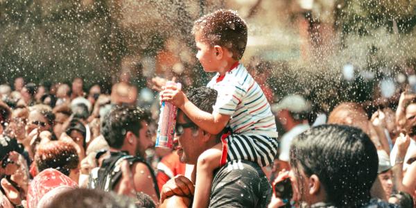 Rock en Seine interdit les moins de 3 ans. Mais le chiffre qui compte est 94 dB : ce que dit la loi sur le volume sonore, et à quel âge emmener son enfant.