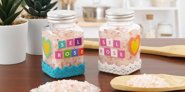 Une activité facile et pleine de tendresse : créez un pot de sel rose décoré à offrir pour la fête des parents.