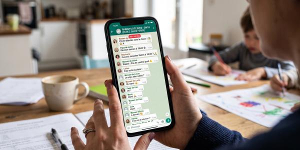 Vocaux à rallonge, alertes non vérifiées, cagnottes qui fâchent : 10 règles simples pour un groupe WhatsApp de classe utile, et le message à copier-coller.