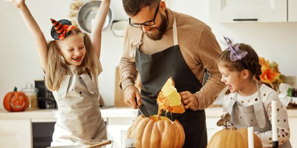 Retrouvez toutes nos idées pour organiser une soirée d'Halloween à la maison et passer une excellente soirée avec les enfants sans sortir de la maison