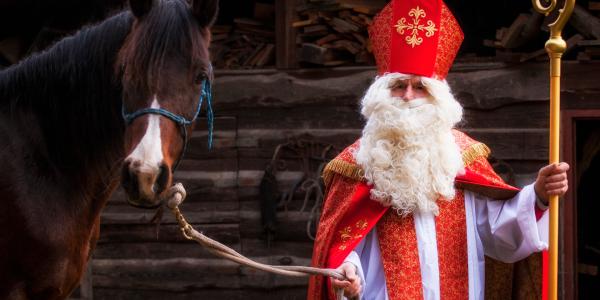 Saint Nicolas et son âne apportent toujours des cadeaux aux enfants qui ont varié selon les époques et selon les régions. Dans certains pays où certaines régions, saint Nicolas est encore plus i