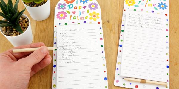 Créez un bloc-notes aimanté à personnaliser avec stickers et gommettes pour la fête des parents. Une activité facile dès 3 ans à découvrir sur le site