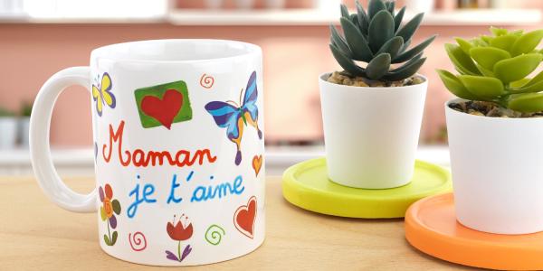 Offrez un mug décoré à la main pour la fête des mères : une activité facile dès 6 ans, à faire avec des marqueurs et stickers spéciaux. Tout est dispo sur 10doigts.fr !
