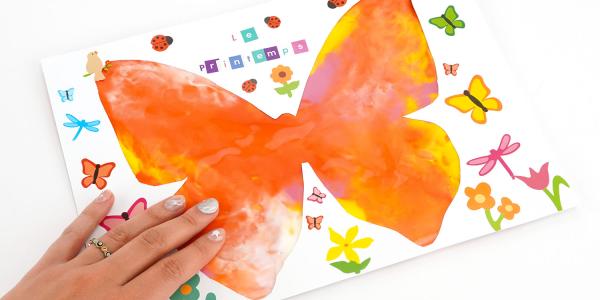 Faites découvrir la peinture aux tout-petits avec la technique propre du papillon sensoriel. Une activité Montessori dès 1 an, à découvrir sur le site.