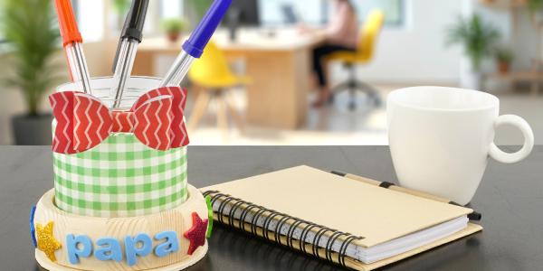 Fabriquez un joli pot à crayons pour la fête des pères avec cette activité facile dès 3 ans ! Un cadeau utile et personnalisé à découvrir sur le site.