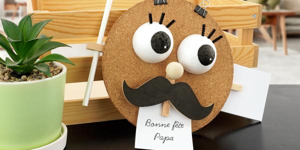 Créez un photophore rigolo en forme de chemise pour la fête des pères ! Une activité simple et lumineuse dès 6 ans, avec tout le matériel sur le site.