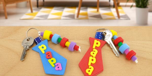 Fabriquez un porte-clés en forme de cravate pour la fête des pères ! Une activité DIY simple et colorée dès 3 ans, avec tout le matériel dans un kit 10doigts.fr.