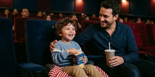 À partir de quel âge emmener un enfant au cinéma, comment choisir le film et la séance, le préparer au noir et au bruit, et réagir si la première fois dérape.
