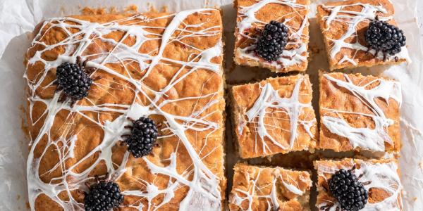 Découvrez la recette pour refaire une toile d'araignée en guimauve sur vos gâteaux d'Halloween comme dans Top chef