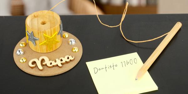 Créez un porte-stylo décoratif et utile pour la fête des pères dès 3 ans ! Une activité manuelle simple avec bambou, cabochons et stickers à retrouver sur le site.