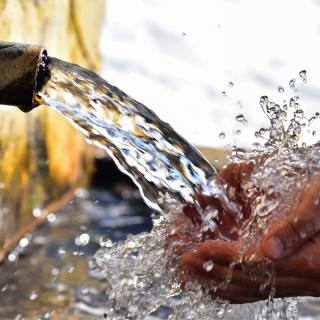 Sommaire des articles sur les ressources comme l'eau est les énergies renouvelables. Les ressources terrestres ne sont pas inépuisables, et il devient nécessaire de les protéger par des politiques et 