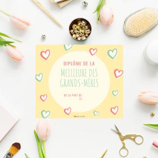 Des diplômes à imprimer pour la fête des grands-mères : diplômes à cadre doré à remplir et à illustrer. Une fois le diplôme de fête des grands-mères imprimé, votre enfant peut colorier l'illustration,