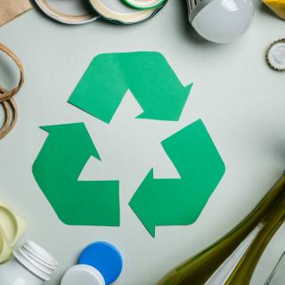 Le tri et le recyclage des déchets permet à la fois de diminuer la pollution de la planète tout en préservant les ressources naturelles. Quoi faire et comment faire au quotidien pour le recyclage des 