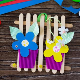 Offrez en cadeau des fleurs fabriquées avec du papier et posées sur des bâtonnets en bois. Une activité simple qui est parfaite pour offrir en cadeau pour la fête des mères comme pour fêter le Printem