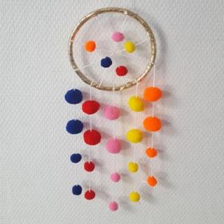 Des petits bricolages pour réaliser des mobiles pour enfant. Ces mobiles peuvent être réalisés avec les enfants ou pour les enfants. Retrouvez des idées simples et faciles pour fabriquer des petits mo