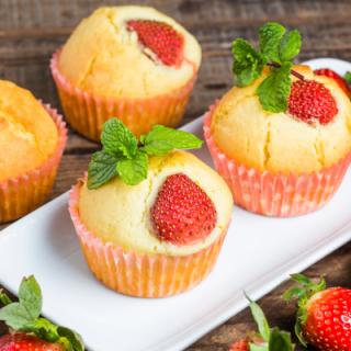 Les muffins sont des petits gâteaux anglais et américains qui se présentent dans un moule en papier. Les muffins sont en fait une sorte de petit cake à déguster à l'heure du thé ou du goûter. Le muffi