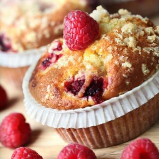 Recette des muffins aux framboises facile à faire avec des enfants et vraiment délicieux pour le gouter et pour le dessert. C'est une recette parfaite à faire au mois de juin et de juillet car les fra