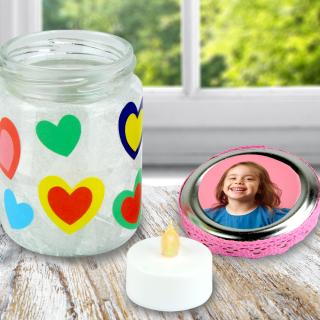 Avec un pot en verre, un peu de papier de soie et des jolies gommettes les enfants vont pouvoir fabriquer un sublime photophore à offrir pour la fête des mères. Un cadeau original et facile à fabrique