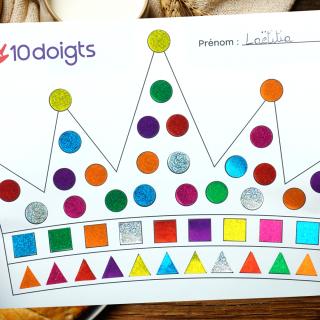 Et voici une activité pour l'Épiphanie pour les enfants dés 3 ans. Vos petits artistes vont pouvoir coller des gommettes brillanteas sur le modèle que nous avons préparé. Les plus jeunes devront ainsi