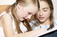 Faut-il aider un enfant à faire ses devoirs 