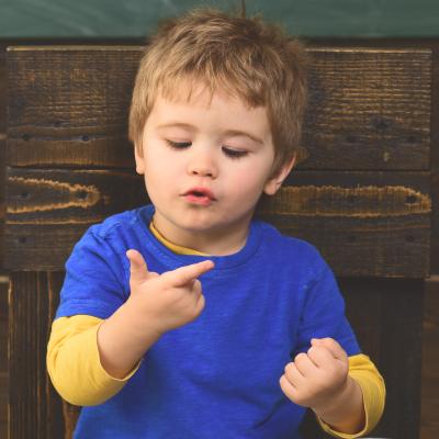 Découvrez 5 jeux amusants pour apprendre les noms des doigts avec les enfants : marionnettes, comptines, coloriages et idées d'activités simples et efficaces.