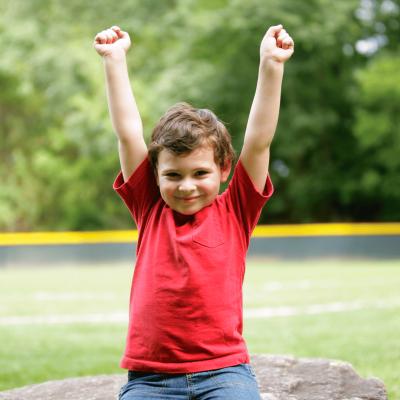 Découvrez les phrases du quotidien qui sapent la confiance des enfants sans qu’on s’en rende compte, et adoptez des alternatives bienveillantes et efficaces.