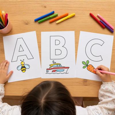 Coloriage d'un alphabet décoré pour apprendre l'alphabet en s'amusant. Une façon ludique d'apprendre à lire les grandes lettres de l'alphabet.